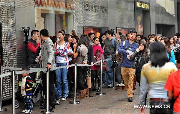 Shoppers queue at Harbour City, a shopping center in Tsim Sha Tui, south China's Hong Kong, Dec. 21, 2010. 