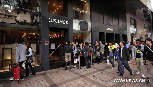 Shoppers wait at Harbour City, a shopping center in Tsim Sha Tui, south China's Hong Kong, Dec. 21, 2010.