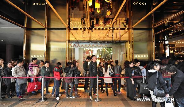 Shoppers queue at Harbour City, a shopping center in Tsim Sha Tui, south China's Hong Kong, Dec. 21, 2010. 