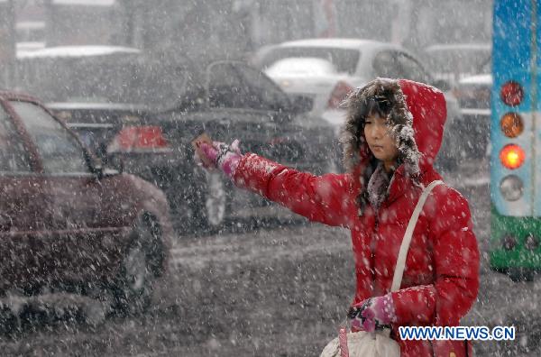 A citizen waits on roadside in Urumqi, capital of northwest China&apos;s Xinjiang Uygur Autonomous Region, Dec. 21, 2010. 