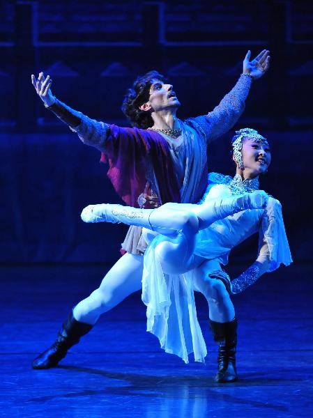 Mick Zeni (L) performs during the dance drama Marco Polo in the National Center For The Performing Arts (NCPA) in Beijing, capital of China, Dec. 22, 2010.