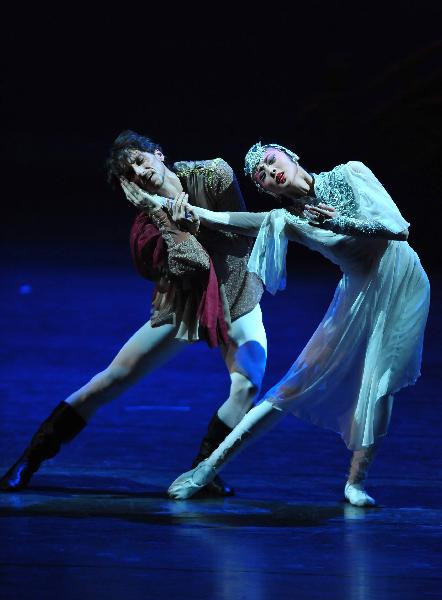 Mick Zeni (L) performs during the dance drama Marco Polo in the National Center For The Performing Arts (NCPA) in Beijing, capital of China, Dec. 22, 2010.