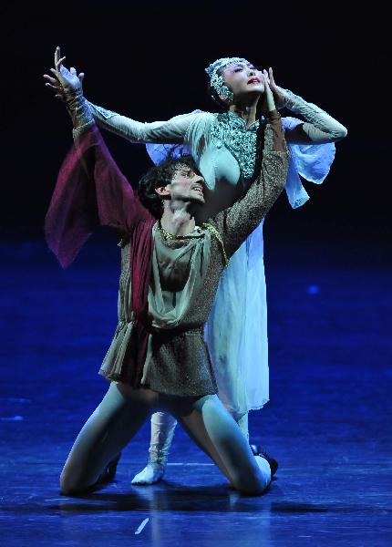 Leading cast Mick Zeni (L) performs during the dance drama Marco Polo in the National Center For The Performing Arts (NCPA) in Beijing, capital of China, Dec. 22, 2010.