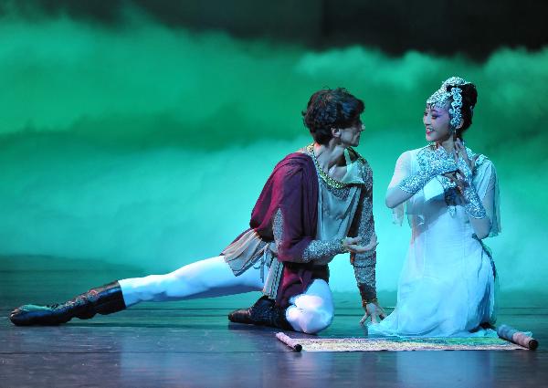 Leading cast Mick Zeni (L) performs during the dance drama Marco Polo in the National Center For The Performing Arts (NCPA) in Beijing, capital of China, Dec. 22, 2010.