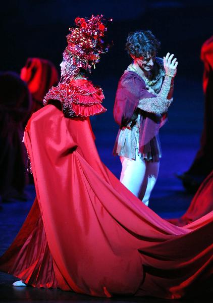 Leading cast Mick Zeni (R) performs during the dance drama Marco Polo in the National Center For The Performing Arts (NCPA) in Beijing, capital of China, Dec. 22, 2010. 