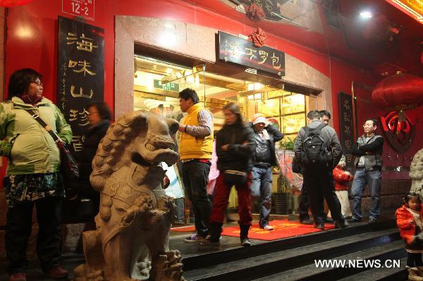 A waiter serves dumplings for customers at a restaurant in Beijing, capital of China, Dec. 22, 2010, also the day of Dongzhi, the traditional Chinese winter solstice festival. People in north China have a tradition of eating dumplings on the festival to protect their ears from frostbite. [Xinhua]