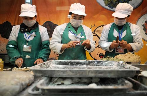 Workers make dumplings at a supermarket in Yinchuan, capital of Northwest China’s Ningxia Hui autonomous region, Dec 21, 2010. [Xinhua]