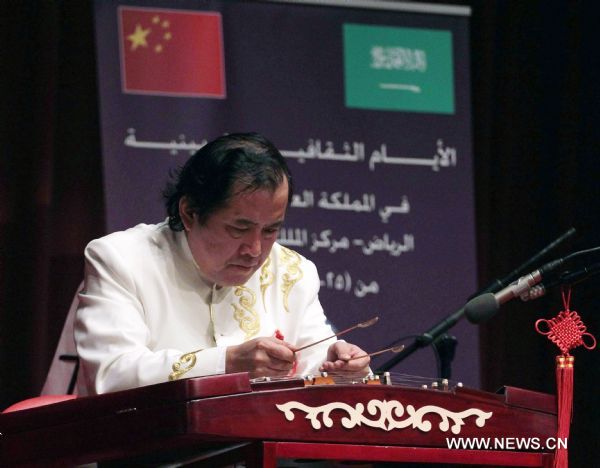 Chinese musician Guo Zhongyu plays Yangqin, a traditional Chinese musical instrument, at the opening ceremony of the Chinese Culture Week in Riyadh, capital of Saudi Arabia, Dec. 25, 2010. 
