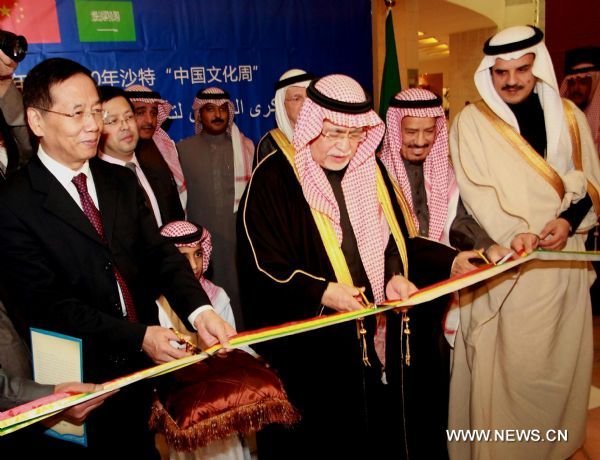 Chinese Ambassador to Saudi Arabia Yang Honglin (1st L) and Saudi Minister of Information and Culture Abdul Aziz Al-khoja cut the ribbon at the opening ceremony of the Chinese Culture Week in Riyadh, capital of Saudi Arabia, Dec. 25, 2010. 