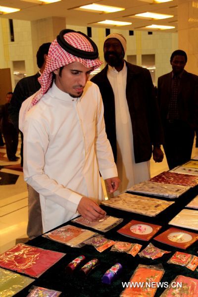 A man looks at Chinese handicrafts at the opening ceremony of the Chinese Culture Week in Riyadh, capital of Saudi Arabia, Dec. 25, 2010. 