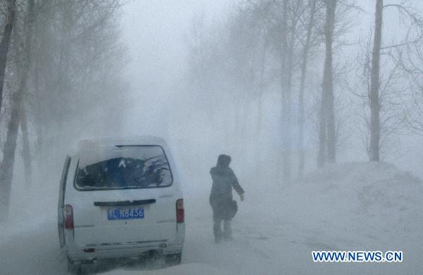 Photo taken on Dec. 25, 2010 shows the snow blocked express way connecting Yilan and Boli in northeast China's Heilongjiang Province, Dec. 25, 2010. Heavy snow from Dec. 24 to Dec. 26 detained more than 700 vehicles on the express ways in Heilongjiang Province.