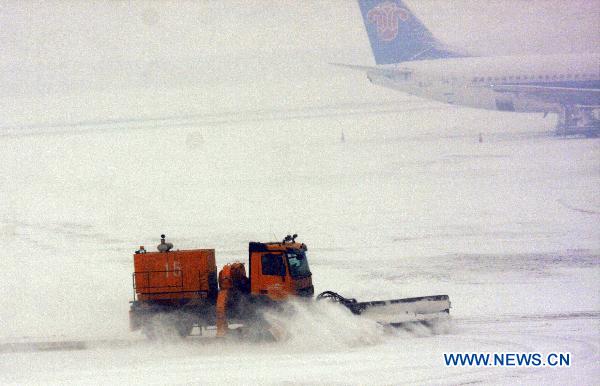 A snowplow clears runways at Urumqi International Airport in Urumqi, capital of northwest China's Xinjiang Uygur Autonomous Region, Dec. 26, 2010.
