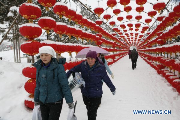 Citizen go home in heavy snow, in Altay City, northwest China's Xinjiang Uygur Autonomous Region, Dec. 27, 2010. 