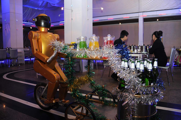 A robot waiter serves drinks to customers in Jinan, capital city of east China's Shandong Province, Dec 27, 2010.