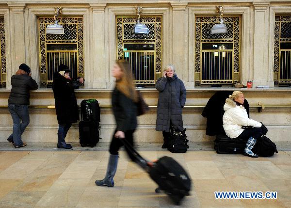 Commuters wait for their delayed train in Grand Central in Manhattan of New York, the United States, Dec. 27, 2010. 