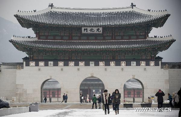 People walk in snow-coated Seoul, Dec. 27, 2010. 