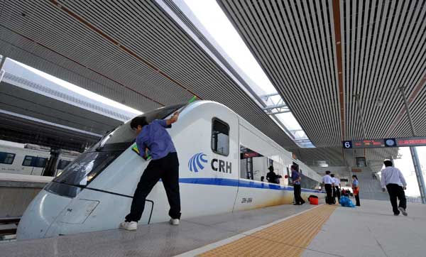 A bullet train arrives at Sanya Station after a pilot run on the Donghuan Railway, Dec 26, 2010. 