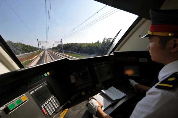 A bullet train heads for Sanya on the Donghuan Railway linking Haikou, capital of South China&apos;s island province Hainan and Sanya city, Dec 26, 2010. 