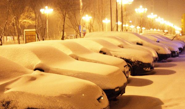 Vehicles covered by thick snow are seen on the street in Urumqi, northwest China's Xinjiang Uygur Autonomous Region, Dec. 28, 2010. 