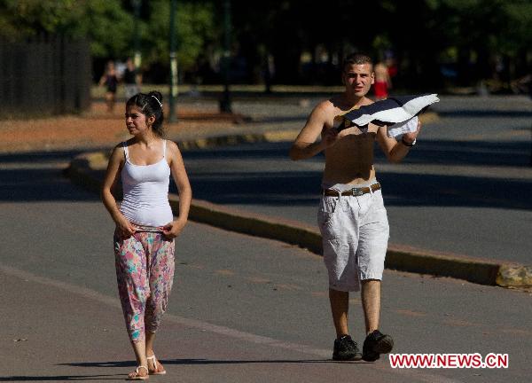 Pedestrians walk under sunshine in Buenos Aires, Argentina&apos;s capital on Dec. 27, 2010.