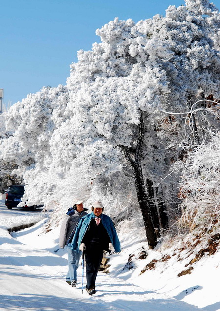Tourists hike through frost-covered countryside at Lushan Mountain in Jiangxi Province. The scenic area, which attracts huge numbers of tourists from China and abroad, plans to offer a month-long period of free admission in January (the normal ticket price is 135 Yuan).