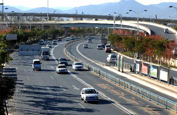 Vehicles run on the 3rd ring road in Kunming, capital of southwest China's Yunnan Province, Dec. 28, 2010. 