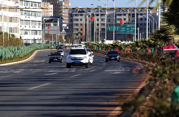 Vehicles run on the 3rd ring road in Kunming, capital of southwest China's Yunnan Province, Dec. 28, 2010. 