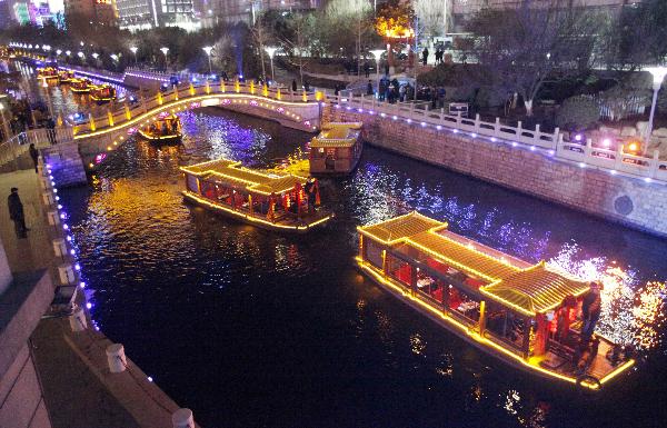 Sightseeing boats cruise on moat in Jinan, capital of east China's Shandong Province, Dec. 29, 2010. 