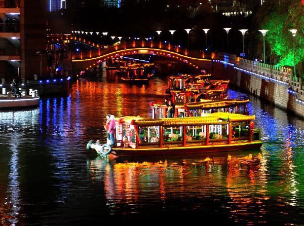 Sightseeing boats cruise on the moat in Jinan, capital of east China's Shandong Province, Dec. 29, 2010. 