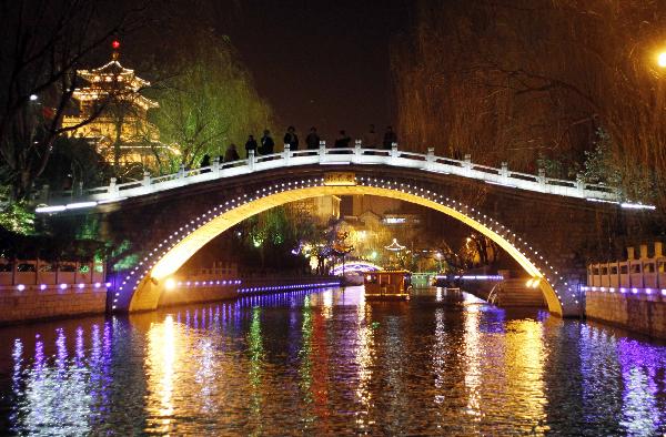 Sightseeing boats cruise on the moat in Jinan, capital of east China's Shandong Province, Dec. 29, 2010. 
