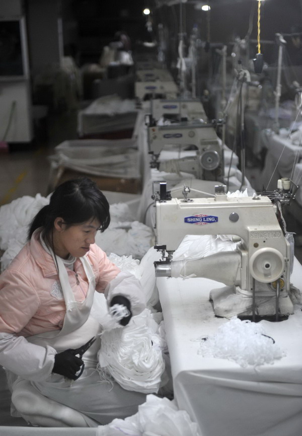 A woman works in production line as many of her colleagues go back to hometown in a local company in Yiwu, east China's Zhejiang Province on Dec 30,2010.