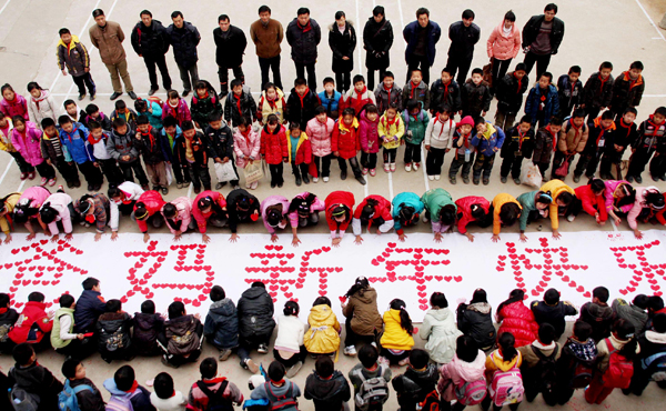 Students celebrate the upcoming new year in Dexing, Jiangxi Province, Dec. 30, 2010. [Xinhua photo]