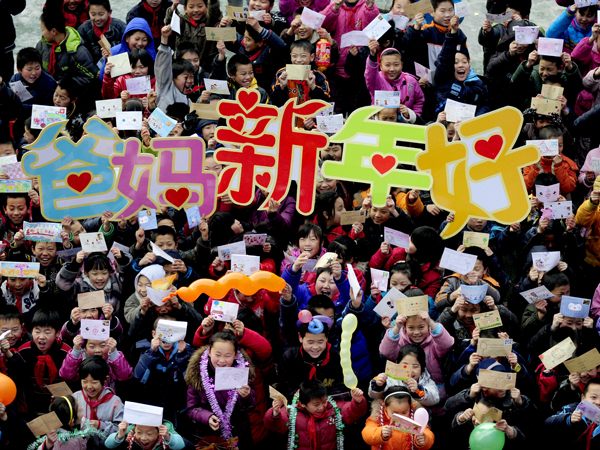 Students celebrate the upcoming new year in Shenyang, Liaoning Province, Dec. 30, 2010. [Xinhua photo]