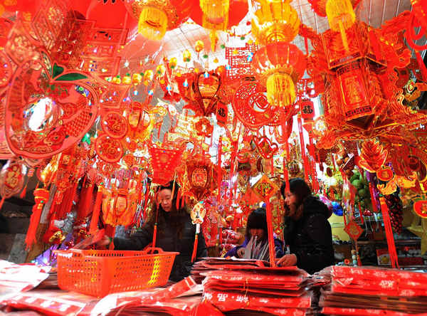 Residents do shopping for the upcoming New Year at a market in Suzhou, east China&apos;s Jiangsu Province, Dec. 28, 2010. [Xinhua photo] 