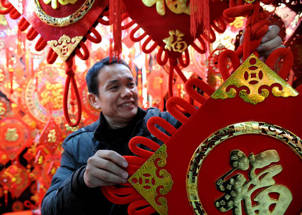 A wholesale market welcomes the sales peak of various gifts for New Year&apos;s Day, in Yiwu, east China&apos;s Zhejiang Province, Dec. 29, 2010. [Xinhua photo] 