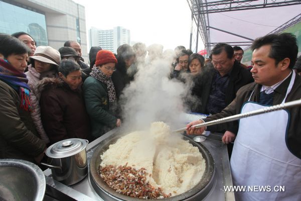 A staff member cooks Xinjiang traditional Zhuafan (rice cooked with mutton, carrots, raisins, etc. and eaten with hands) at a bazar in Nanjing, capital of east China's Jiangsu Province, Jan. 2, 2011. 