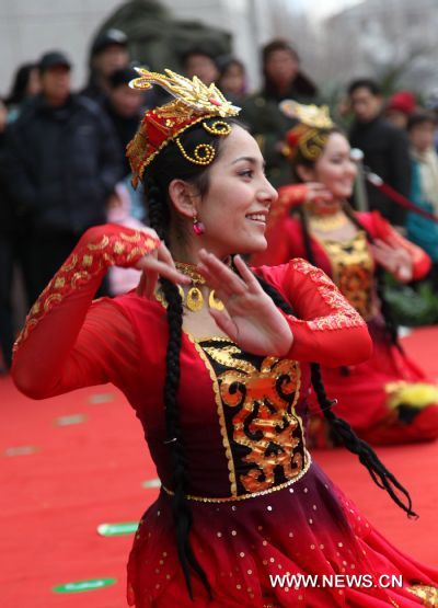 Girls from northwest China's Xinjiang Uygur Autonomous Region dance at a bazar in Nanjing, capital of east China's Jiangsu Province, Jan. 2, 2011. 