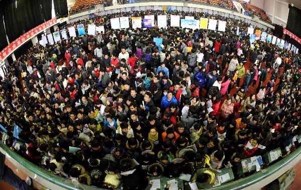 Photo taken on Jan. 3, 2011 shows the crowded venue of a job fair for the college graduates in north China's Tianjin Municipality. 
