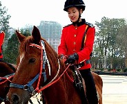 A new zoo in Nanchang in Jiangxi Province, south China, has employed a team of women horse riders to patrol, check tickets and provide information to visitors. The zoo opened to the public on New Year’s Day, 2011. [Photo: Chinanews.com] (China Development Gateway Translated by Heng Fei January 4 2011)
