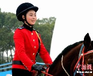 A new zoo in Nanchang in Jiangxi Province, south China, has employed a team of women horse riders to patrol, check tickets and provide information to visitors. The zoo opened to the public on New Year’s Day, 2011. [Photo: Chinanews.com] (China Development Gateway Translated by Heng Fei January 4 2011) 