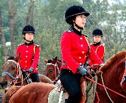 A new zoo in Nanchang in Jiangxi Province, south China, has employed a team of women horse riders to patrol, check tickets and provide information to visitors. The zoo opened to the public on New Year’s Day, 2011. [Photo: Chinanews.com] (China Development Gateway Translated by Heng Fei January 4 2011) 