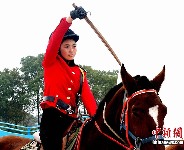 A new zoo in Nanchang in Jiangxi Province, south China, has employed a team of women horse riders to patrol, check tickets and provide information to visitors. The zoo opened to the public on New Year’s Day, 2011. [Photo: Chinanews.com] (China Development Gateway Translated by Heng Fei January 4 2011)