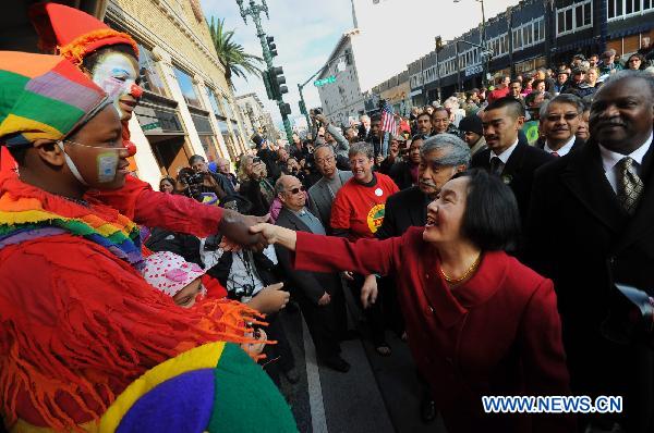 Jean Quan (C) shakes hands with people on her way to the Fox Theater for her inauguration in Oakland, California, the United States, Jan. 3, 2010. 