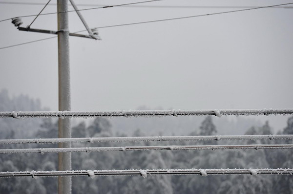 Power lines are coated in ice in Kaiyang County, southwest China&apos;s Guizhou Province, Jan 4, 2011. 
