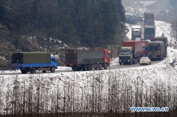 Vehicles halt on a highway due to icy roads in Huaihua, central China&apos;s Hunan Province, Jan. 3, 2010. 