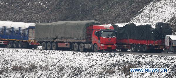 Vehicles halt on a highway due to icy roads in Huaihua, central China&apos;s Hunan Province, Jan. 3, 2010. 