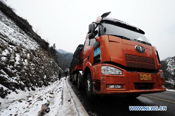 Vehicles halt on a highway due to icy roads in Huaihua, central China&apos;s Hunan Province, Jan. 3, 2010. 