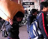 Passengers rush into Beijing West Railway Station. The upcoming 40-day spring festival travel period will last from Jan.19 to Feb. 27. [Photo: Chinanews.com] (China Development Gateway Translated by Heng Fei January 5 2011)