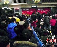 Passengers gather and wait at the Beijing West Railway Station. The upcoming 40-day spring festival travel period will last from Jan.19 to Feb. 27. [Photo: Chinanews.com] (China Development Gateway Translated by Heng Fei January 5 2011)