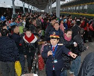Passengers wait at the platform of the Kaili Railway Station, Guizhou Province. The upcoming 40-day spring festival travel period will last from Jan.19 to Feb. 27. [Photo: Chinanews.com] (China Development Gateway Translated by Heng Fei January 5 2011)